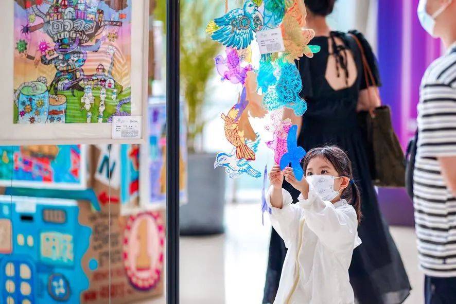 重庆等地的250多幅画作和艺术装置,当天揭晓了1项特别奖和11项一等奖
