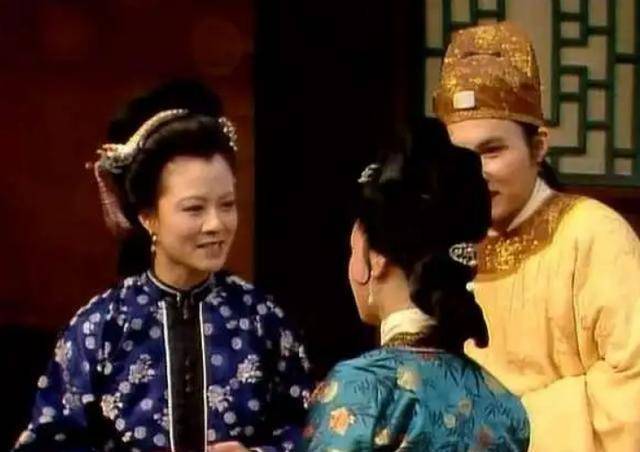 贾珍在见到她们姐妹的时候被她们的美貌给打动了,又开始打她们的主意.
