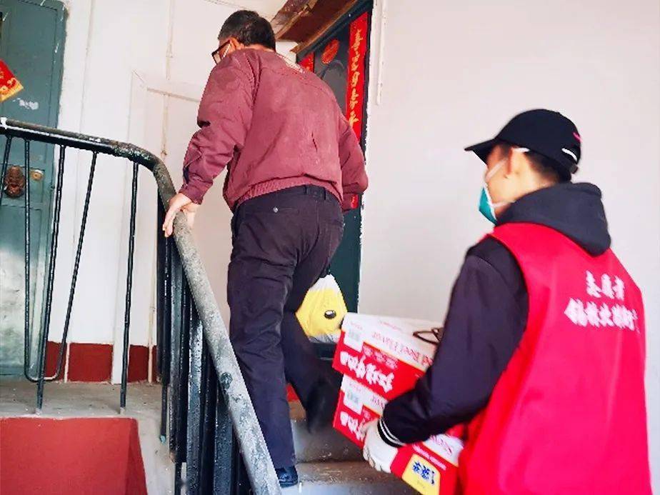 坚持"疫情防控重点在哪里,党员志愿服务就跟进在哪里"的宗旨,迅速在新