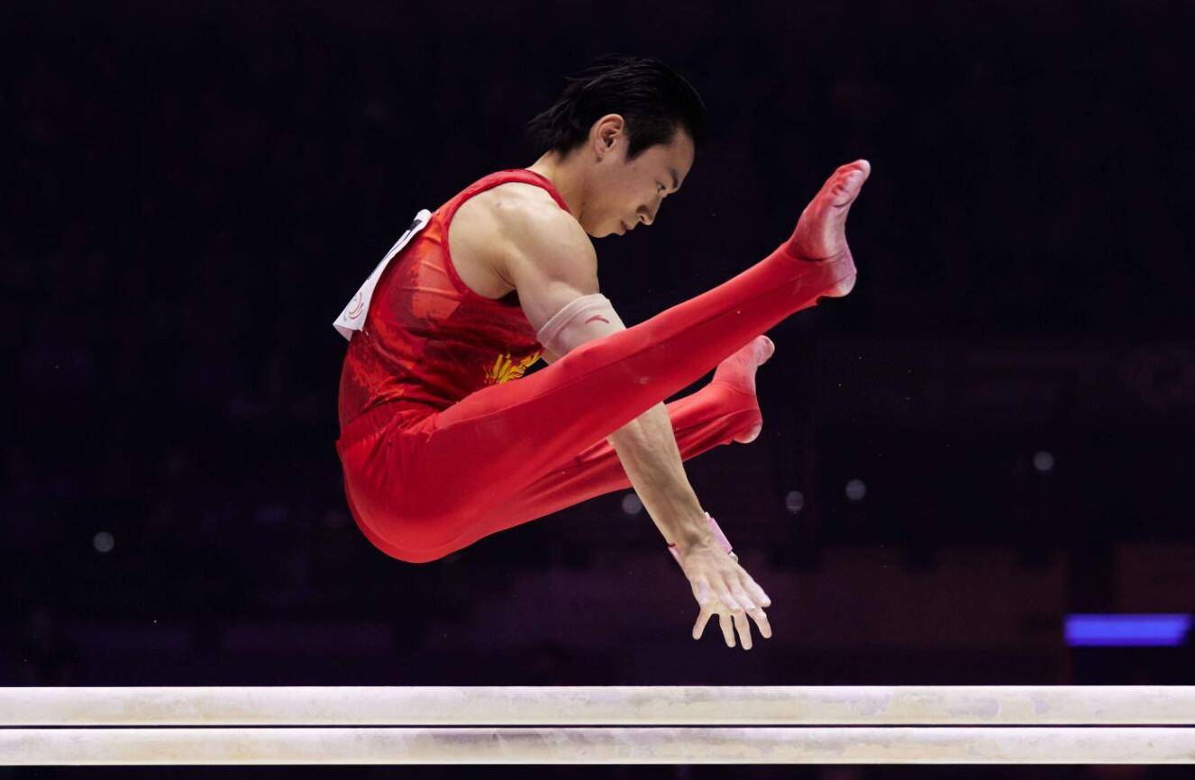 中国体操又一24岁新王降生！3届世锦赛5次夺冠，名嘴大赞：双杠王