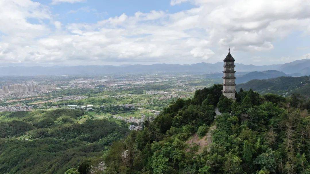 天台山最先为外人所知的,就是它的美景,东晋文学家孙绰说它是"山岳之