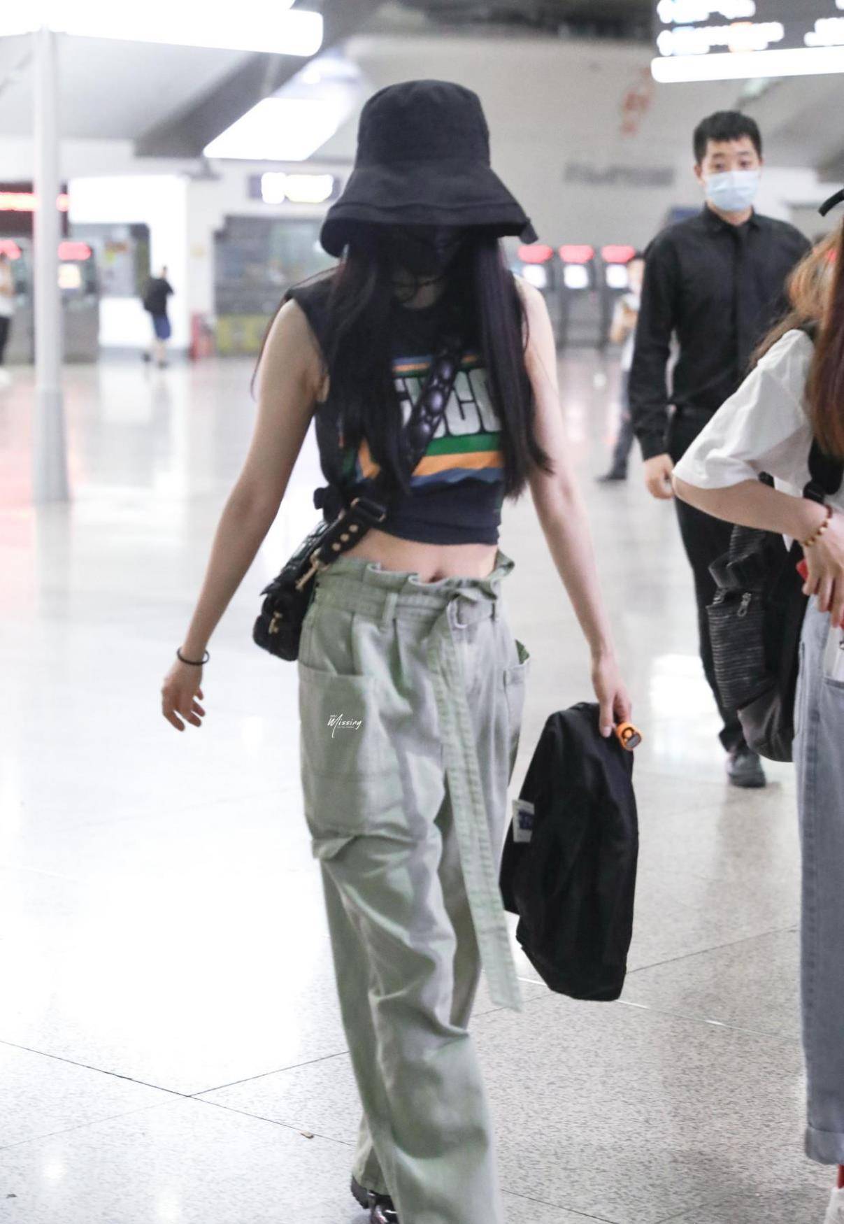 原创
  “阔腿裤”已经失宠了,今夏流行用这条裤子配T恤,显瘦又洋气 第8张 原创
  “阔腿裤”已经失宠了,今夏流行用这条裤子配T恤,显瘦又洋气 第8张