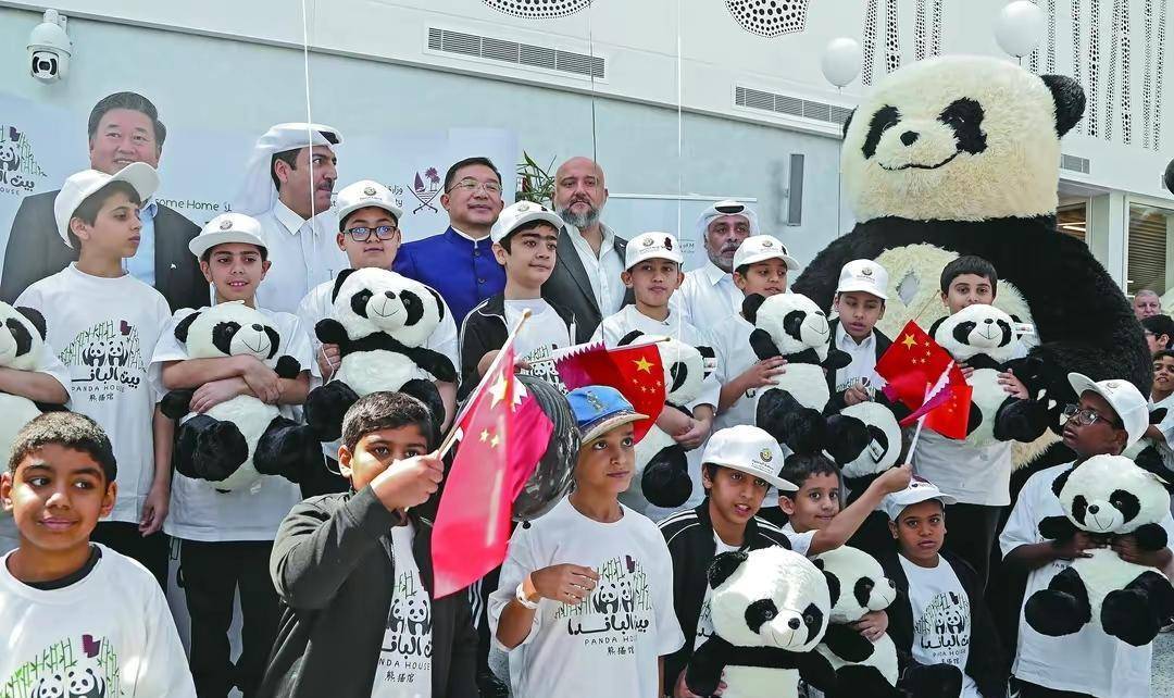 卡塔尔迎接熊猫_熊猫刚到国外迎接视频_河南许昌十名女郎身着红色圣诞泳装滑雪迎接圣诞到来