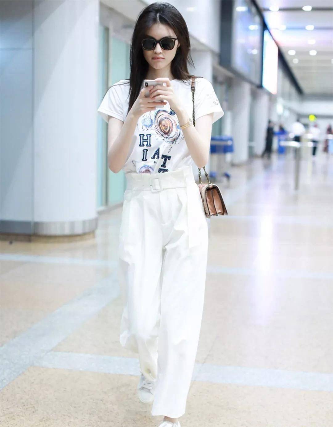 原创
  “阔腿裤”已经失宠了,今夏流行用这条裤子配T恤,显瘦又洋气 第10张 原创
  “阔腿裤”已经失宠了,今夏流行用这条裤子配T恤,显瘦又洋气 第10张