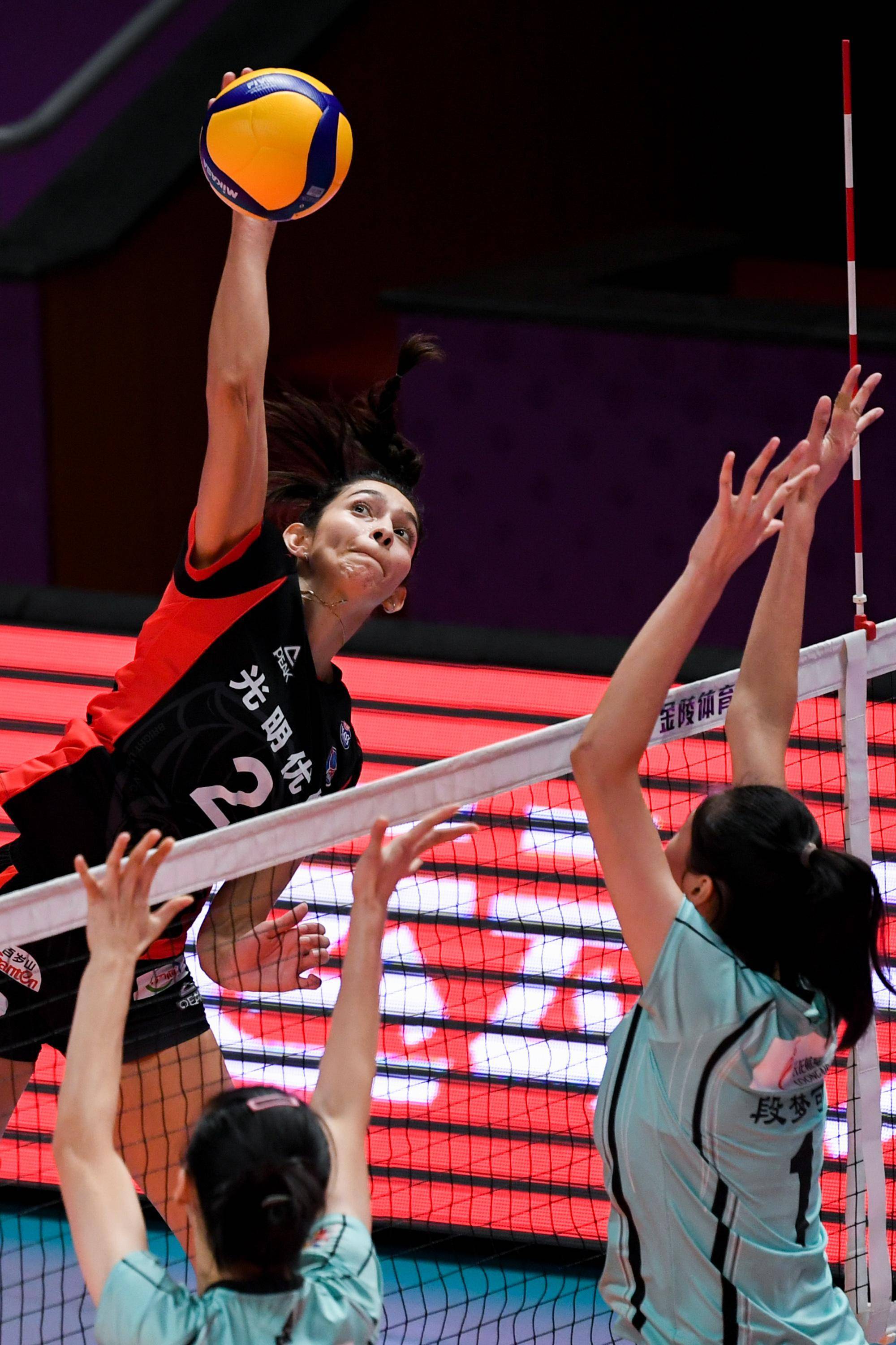 （体育）排球——女排超级联赛：上海光明优倍胜河南女排