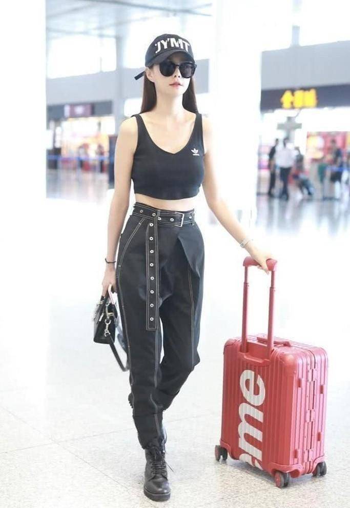 原创
  请脱下你的“时尚裤”,太土了!今春流行穿“纸袋裤”,百搭显瘦 第5张 原创
  请脱下你的“时尚裤”,太土了!今春流行穿“纸袋裤”,百搭显瘦 第5张