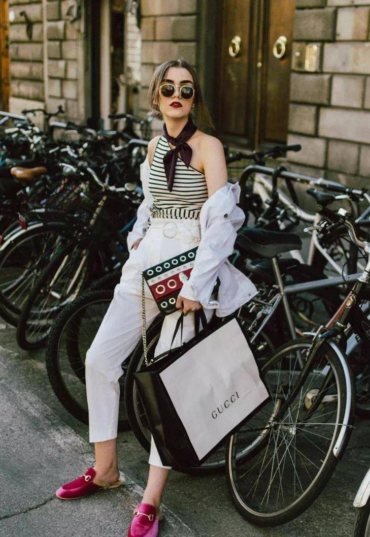 原创
  阔腿裤早退圈了,2022流行的是“纸袋裤”,百搭显瘦,谁穿谁知道 第1张 原创
  阔腿裤早退圈了,2022流行的是“纸袋裤”,百搭显瘦,谁穿谁知道 第1张