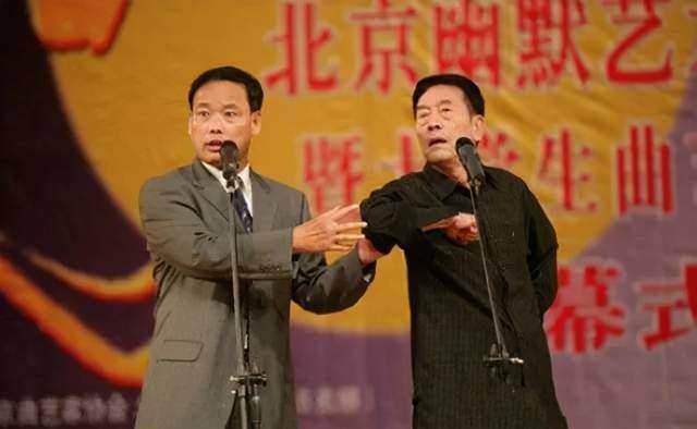 杨少华与马三立,侯宝林,刘文亨合影杨少华,刘俊杰表演相声问:从逗哏