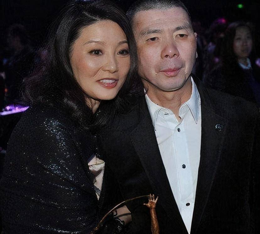 冯小刚和徐帆21年结婚没有孩子,两人恩爱如常,为孩子