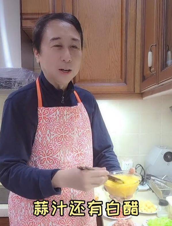 冯巩在家下厨做美食，引来42万网友围不雅，网友：那饭有点不伦不类