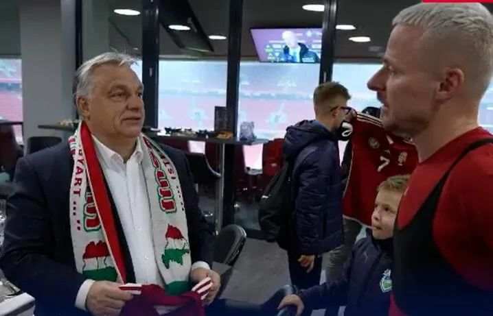 匈牙利总理看球戴了这条围巾，乌克兰不干了！要求道歉