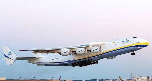 另外值得一提的是,安225最大起飞重量为640吨,可想而知它究竟有多庞大