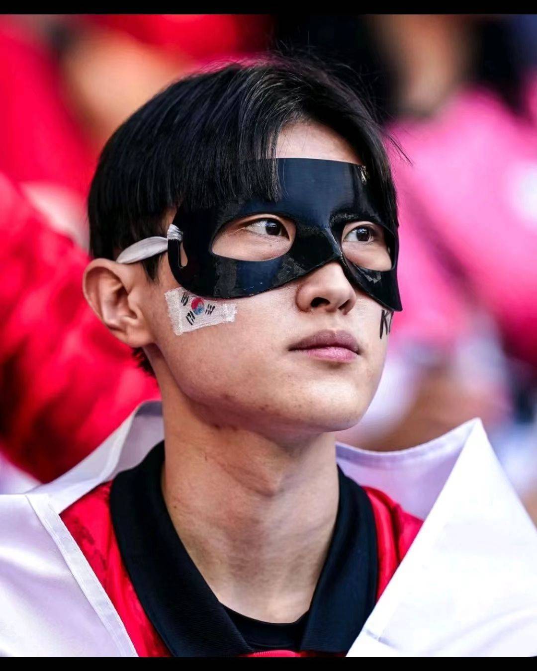 “亚洲一哥”孙兴慜戴蝙蝠侠面具，还有5位球员也是同款！