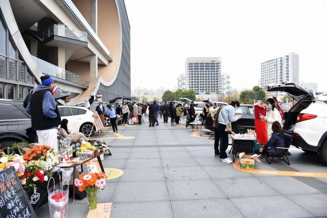 游客罗迁一家在展车前驻足良久,饶有兴致地观赏每一辆古董车的设计