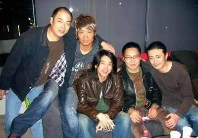 她是国内首位超模,因医疗事故险瘫痪,得老公放弃事业