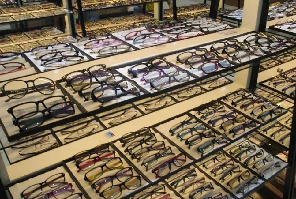 它年产镜架1亿副，镜片4亿副，每年30万人到此配镜一日游占据全国眼镜市场
