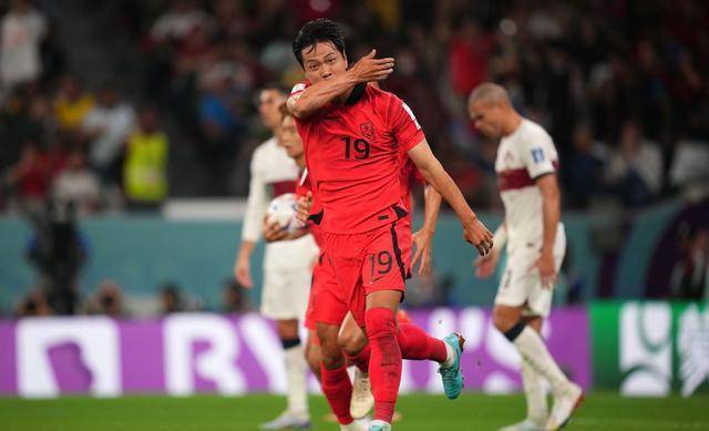 91分钟绝杀！韩国队2-1逆转葡萄牙晋级，C罗乌龙助攻，乌拉圭出局