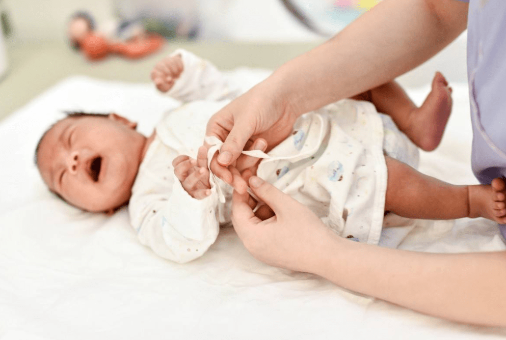 三万三住月子中心婴儿呛奶后窒息，医生说再晚来几分钟宝宝命不保