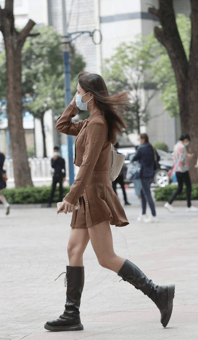 原创
  “纸袋裤”+高跟鞋,小个子女生穿更显高,时髦又减龄 第3张 原创
  “纸袋裤”+高跟鞋,小个子女生穿更显高,时髦又减龄 第3张