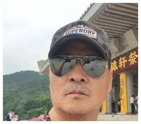 他曾骂哭张韶涵，2次给陶喆打了0分，如今却“沦落”成这样