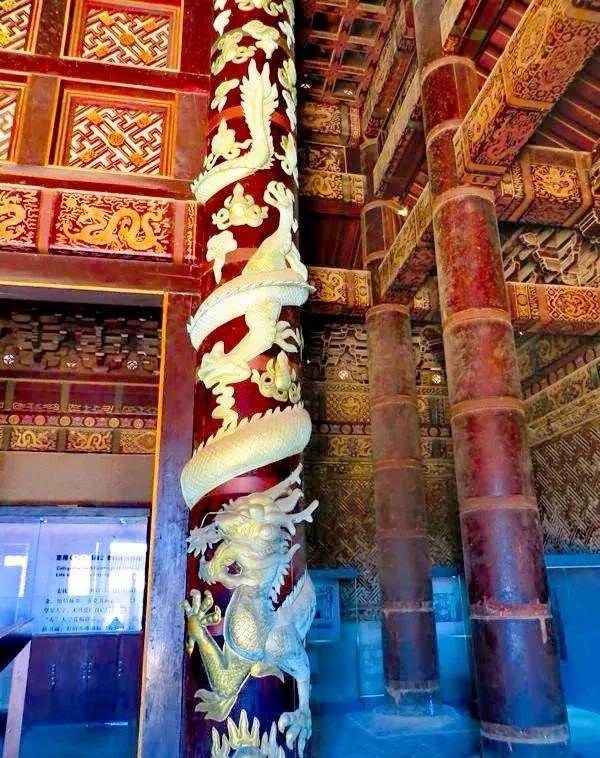 64个金龙盘玉柱,使得隆恩殿和东,西配殿金碧辉煌,流光溢彩.