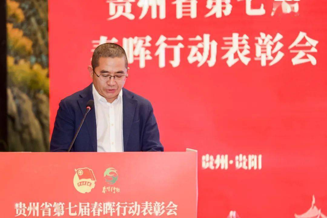 第六届优秀春晖使者代表张诚和第七届优秀春晖使者代表张习勇分别在会