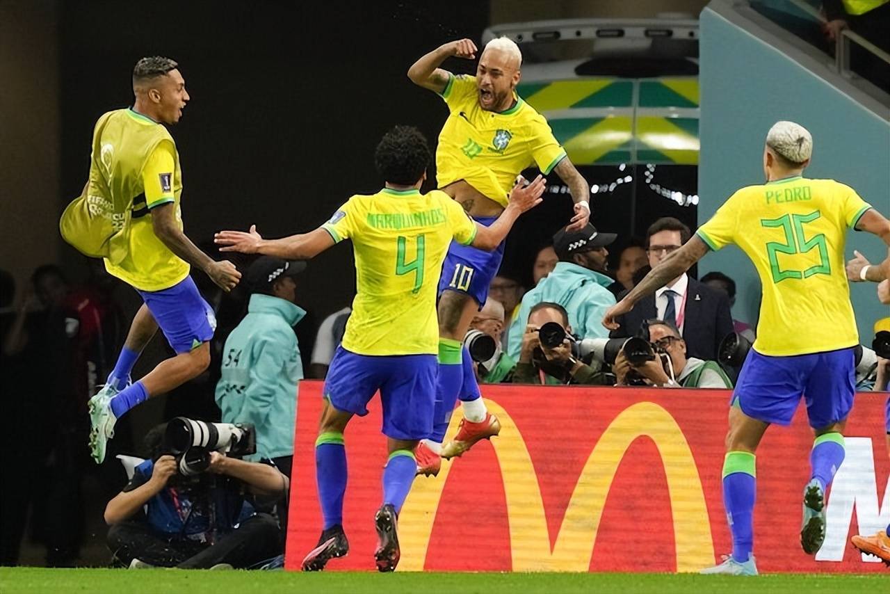 巴西球王贝利发长文安慰内马尔，挽留：“你的传奇远远未完”！
