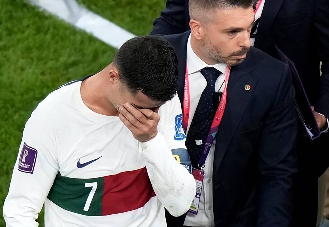 C罗痛哭告别世界杯！女友炮轰主帅：“不要C罗首发才输的！”