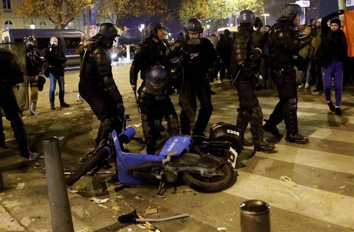 摩洛哥队和法国队球迷在巴黎街头庆祝胜利，捣毁商店还和警察打架