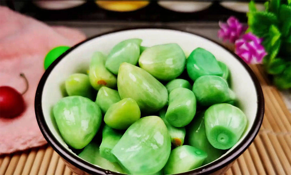泡腊八蒜，只放醋不好吃，牢记3点，酸辣甜脆不辣心，碧绿不发黑