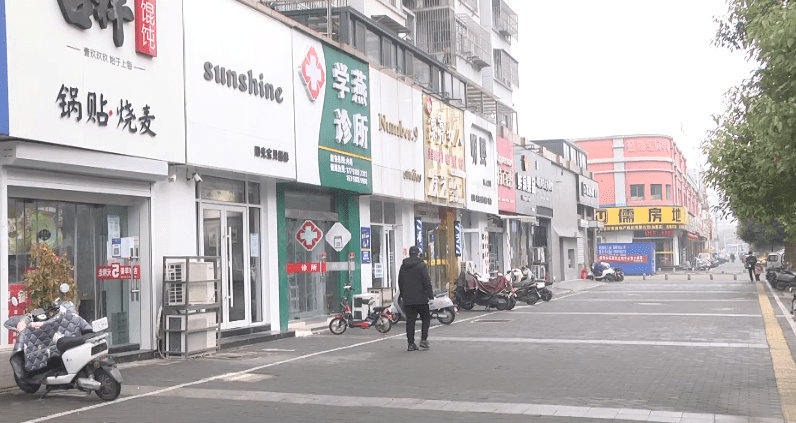 (城管在行动)我市城管部门在全省率先推行店招服务制