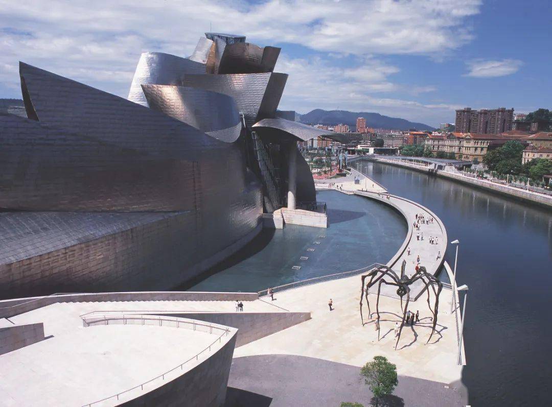 久负盛名的古根海姆博物馆， 于25年前在毕尔巴鄂落成，为这座西班牙北部