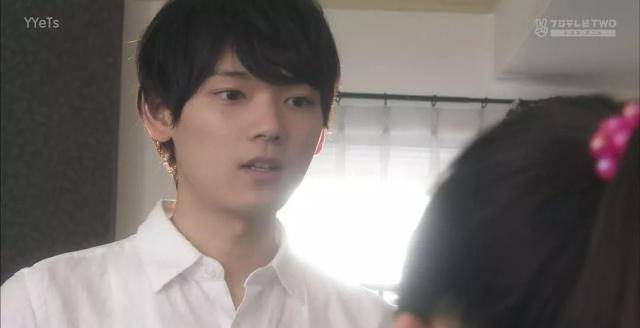 26岁出演高中生,古川雄辉略婴儿肥的娃娃脸自带减龄效果,和女主完全