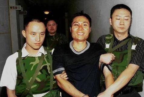 由于张君脑袋机灵,下手又重,经常将混混打伤,马上就受到了当地