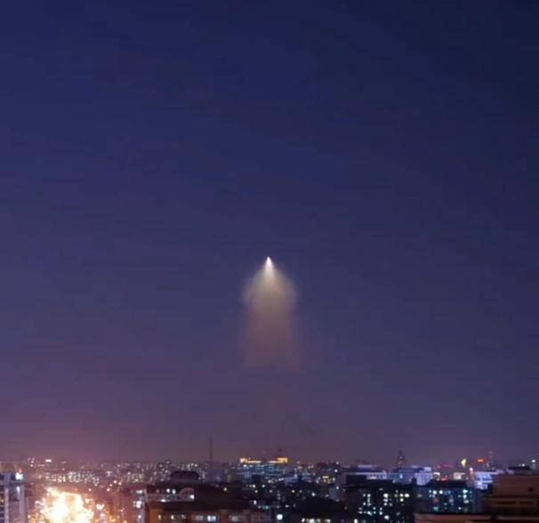 罕见！北京多地天空出现火箭云 网友：奥密克戎星接小奥来了