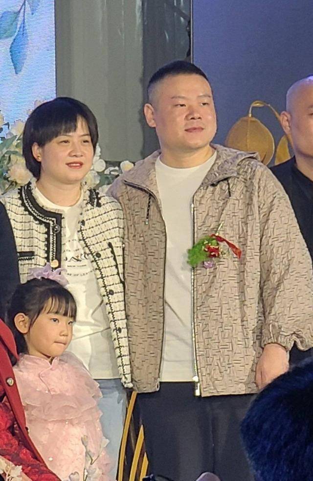 岳云鹏老婆郑敏穿着拼接长t恤,显腿粗._元素_白色_基本