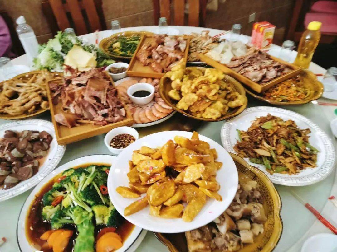 观千家年夜饭，乐万家合家欢。