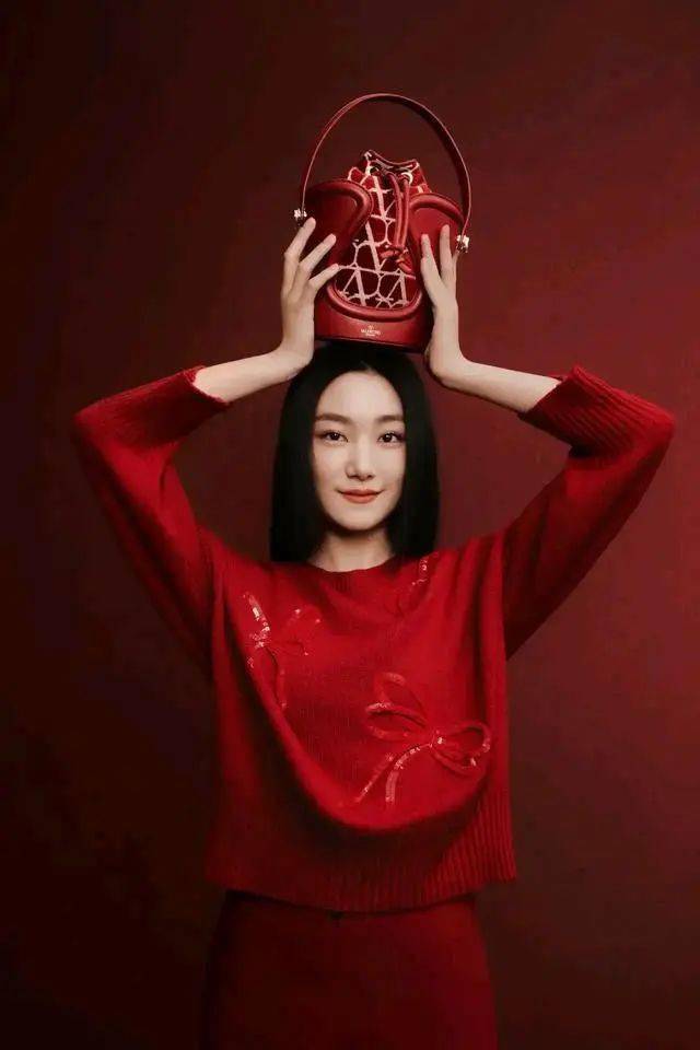 孙俪晒与妹妹合拍广告引质疑，姐妹颜值相差巨大，网友喊话莫强捧