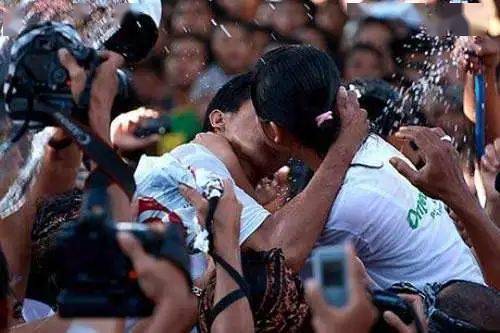 方即使不认识陌生人也可以随意亲吻没有人会因为陌生人的亲吻而生气拒绝