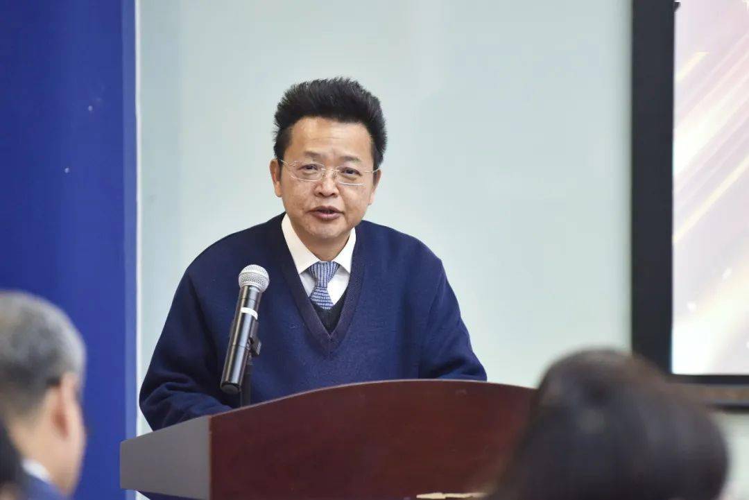 校党委书记李明福致节日贺辞他代表校党委向全校女教职工致以节日的问候