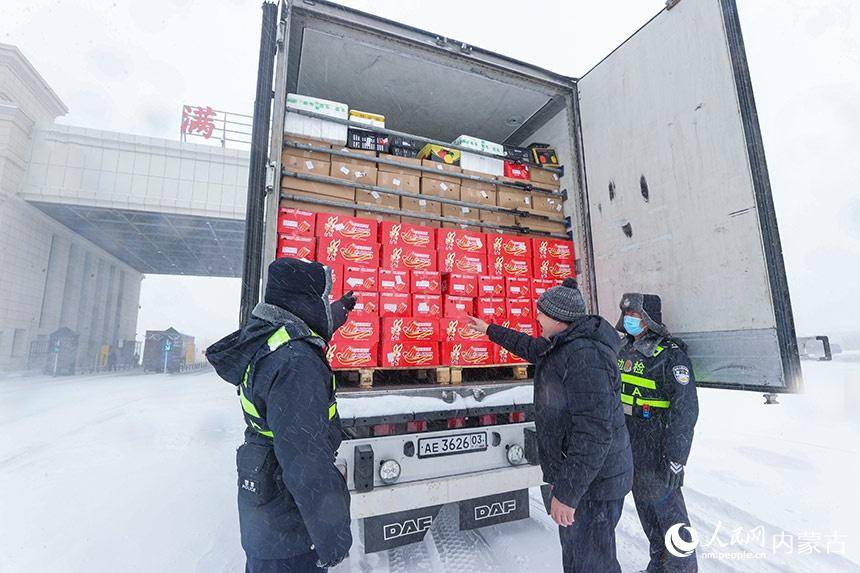 满洲里边检站：应对“倒春寒” 风雪保通关