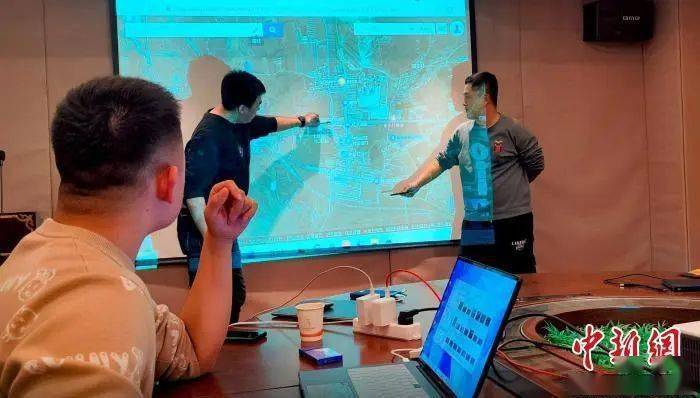 专案组成员通过调阅视频监控、通话记录、银行流水等手段，不断扩展搜索