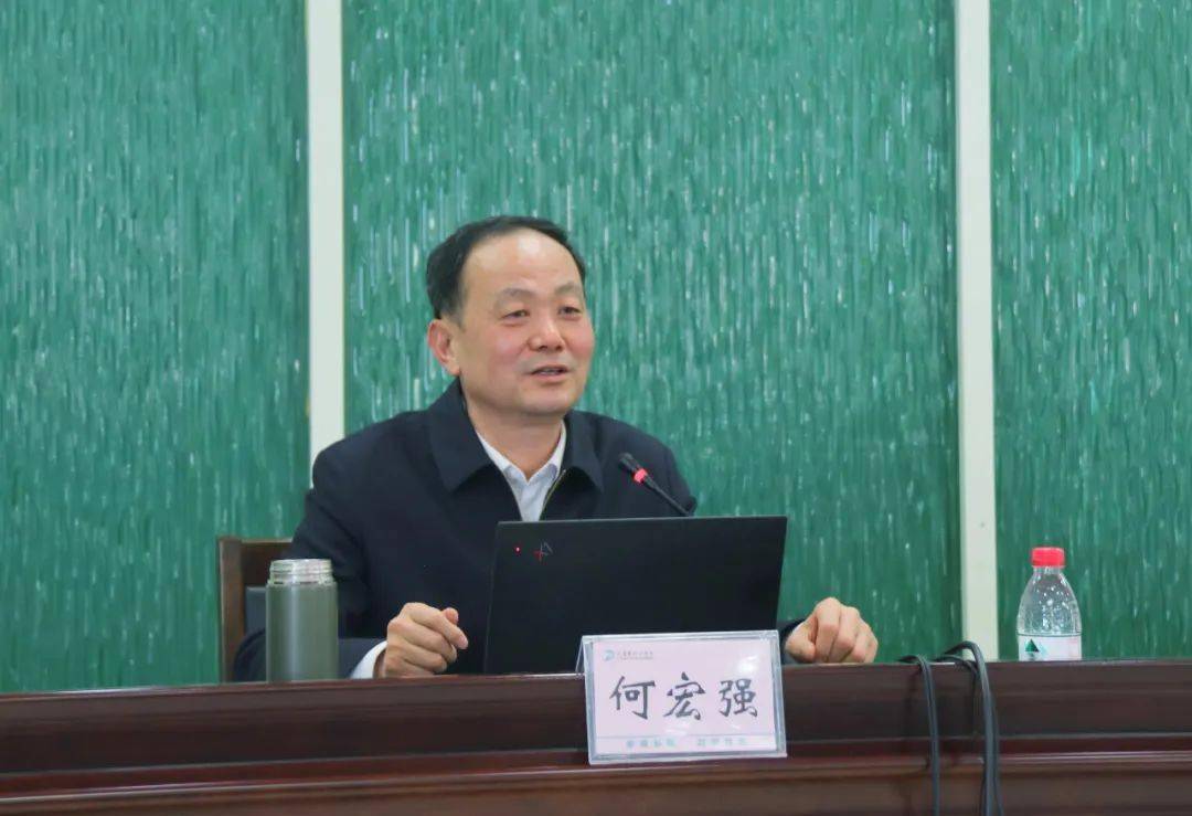 市委市直机关工委书记何宏强应邀为市人民医院作辅导报告