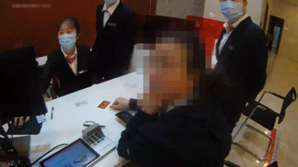 女子焦急汇款20万，银行蜜斯姐“无情”回绝