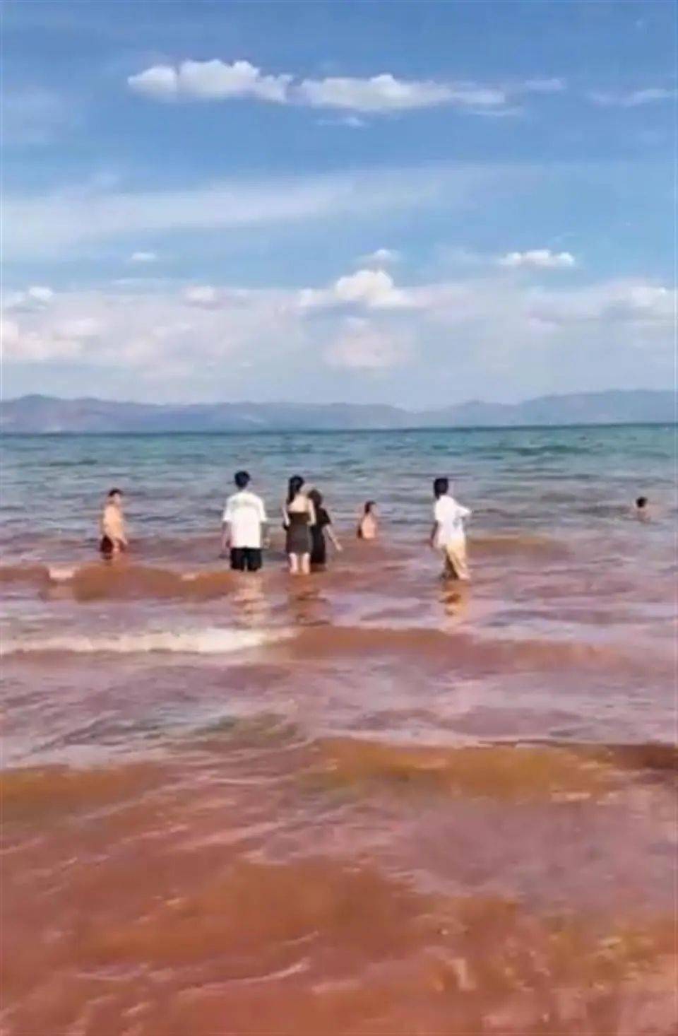 男子不听劝导私自在云南抚仙湖游泳，结果不慎溺亡，同伴情绪激动！
