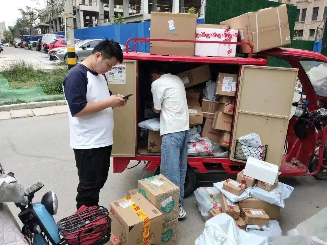 各社区网格员手把手帮助菜鸟驿站从业者和快递小哥等群体学习注册流程、