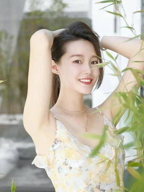爱游戏平台吊带连衣裙这样穿高级感满满让你尽显清新淡雅的时尚风采(图4)