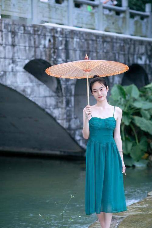 爱游戏平台吊带连衣裙这样穿高级感满满让你尽显清新淡雅的时尚风采(图5)