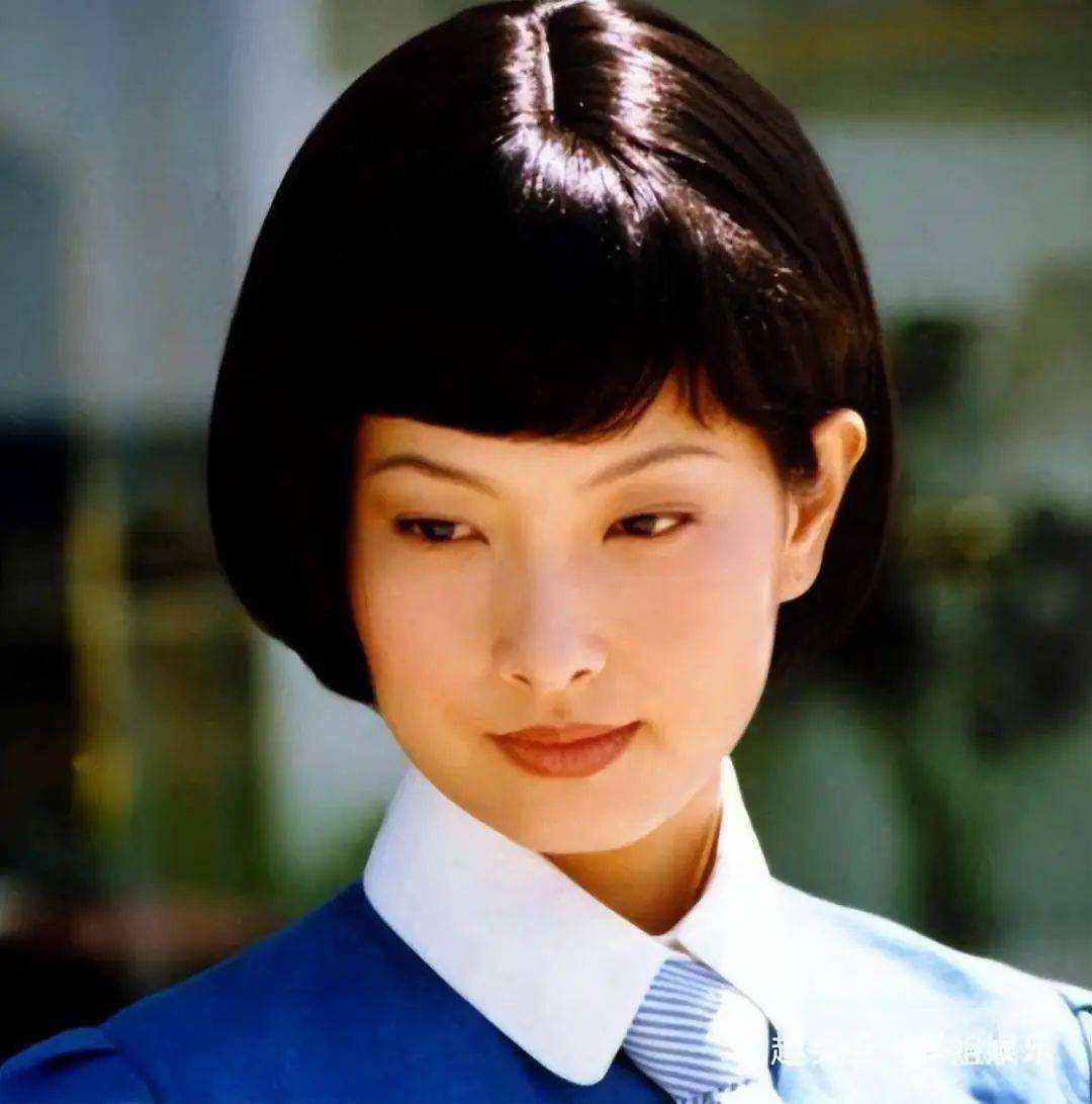 57岁戏骨长居美国，与妻女分居1年晒全家福表思念，女儿近一米八