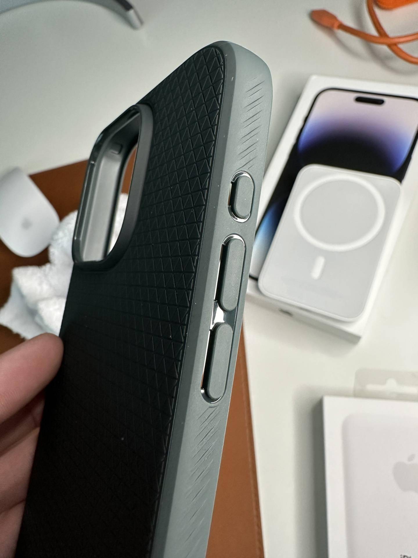 iPhone 15 Pro Max Spigen保护套亚马逊上架偷跑 被用户买下曝光图片 第4张